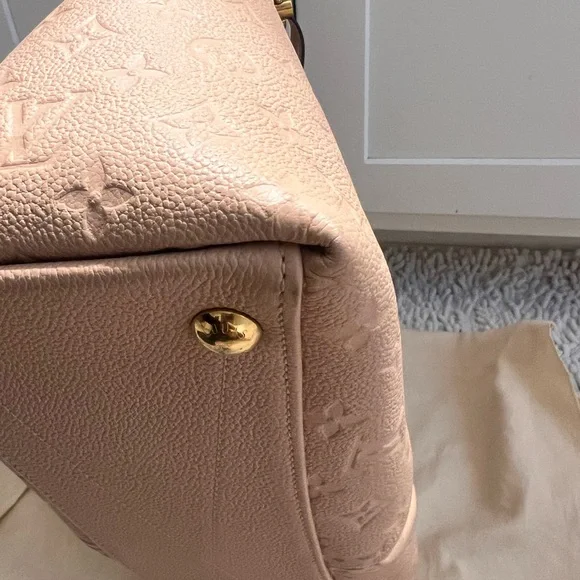 Louis Vuitton V tote MM - Picture 7 of 14